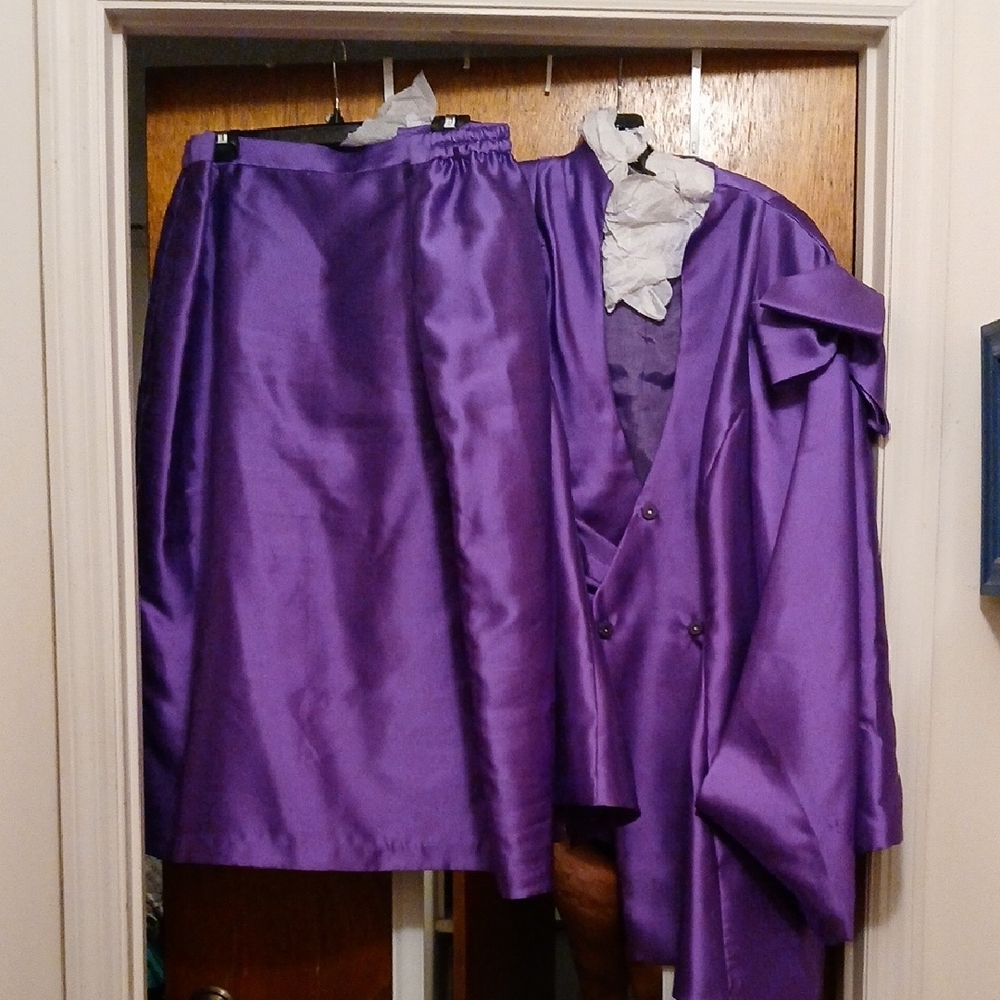 Purple Satin Two Piece Suit With Bows On Shoulder Detail And Draped Collar. - Picture 2 of 5